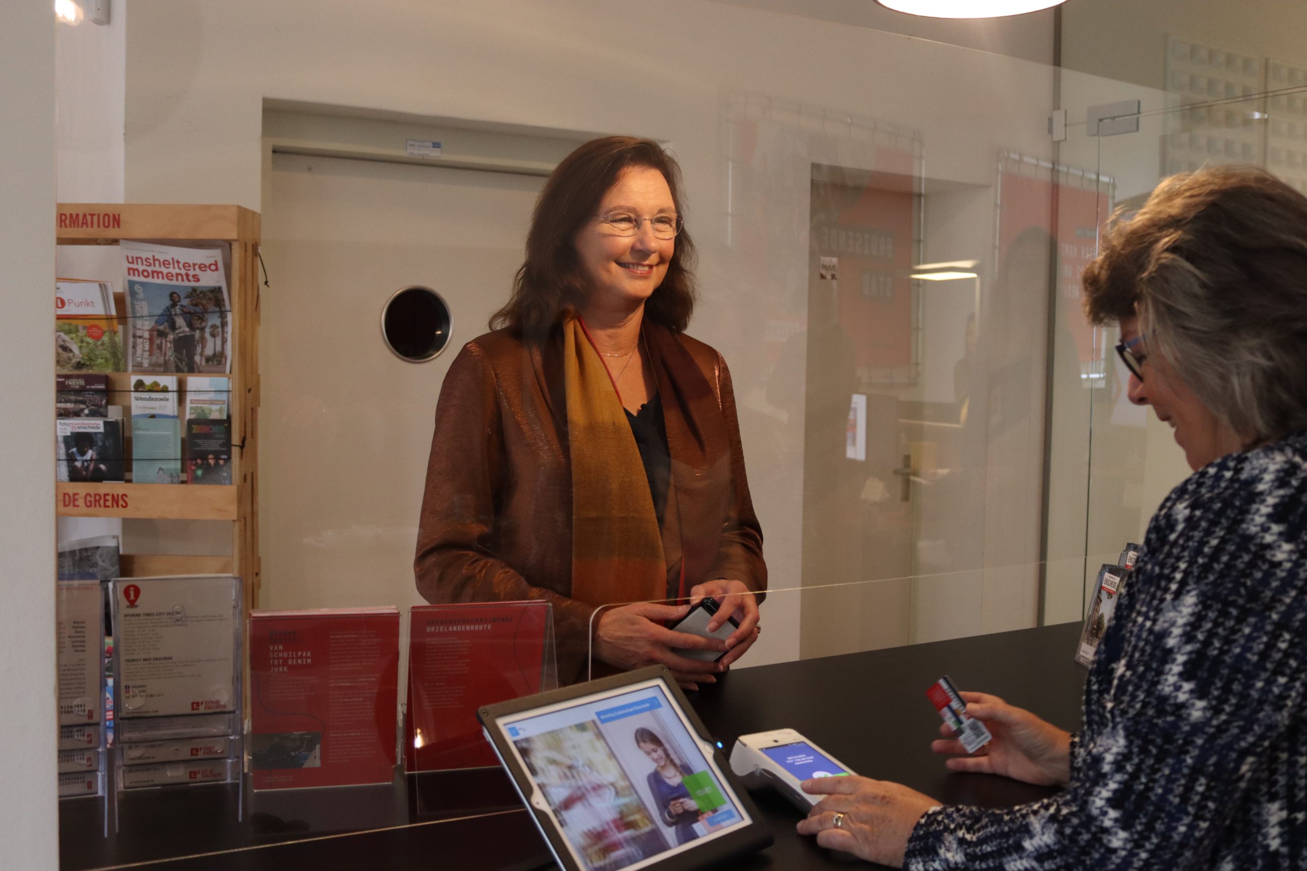 Overhandiging eerste Enschede cadeaukaart